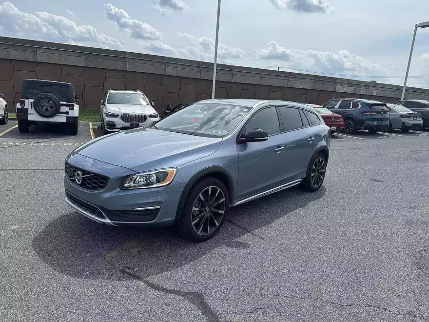 2017 Volvo V60 Cross Country Platinum photo 1