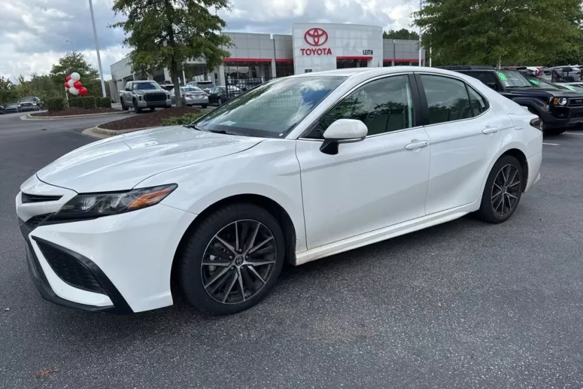 2024 Toyota Camry SE photo 1