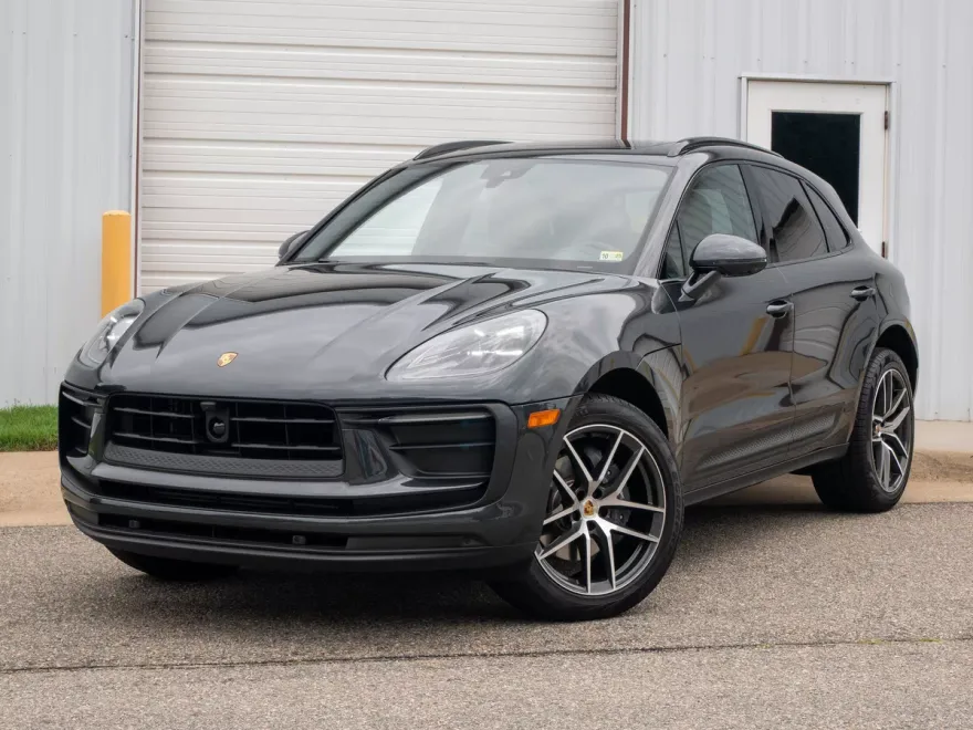 2025 Porsche Macan photo 1