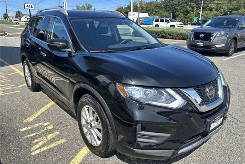 2018 Nissan Rogue SV photo 1