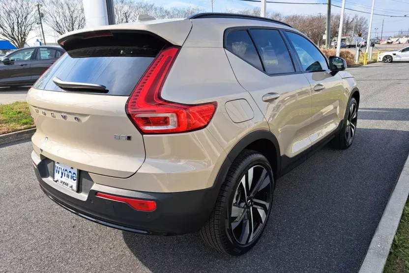 2025 Volvo XC40 photo 1