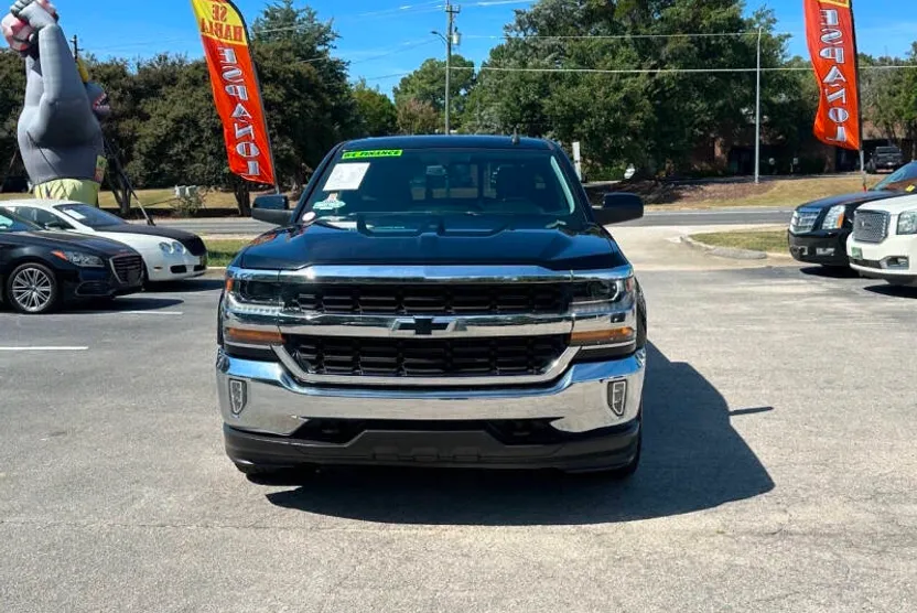 2017 Chevrolet Silverado 1500 LT photo 1