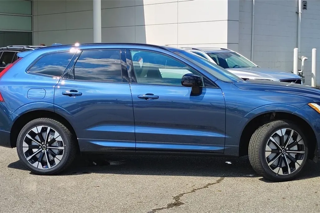 2026 Volvo XC60 Hybrid T8 Plus photo 1