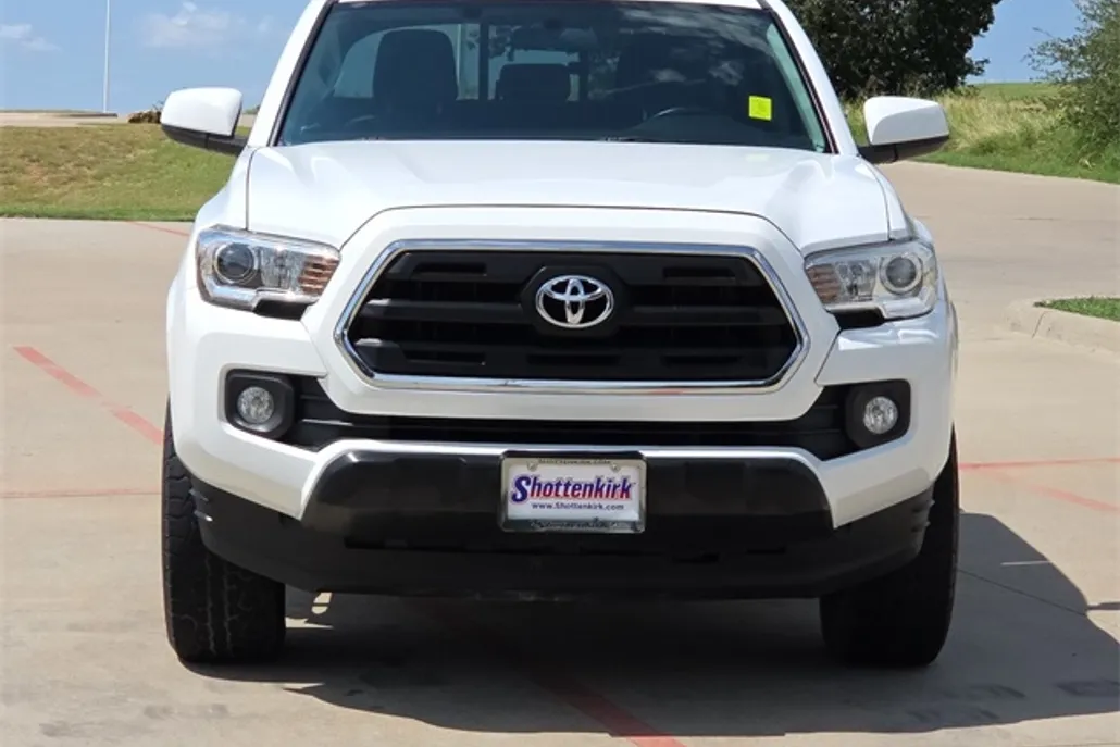 2016 Toyota Tacoma SR5 photo 1