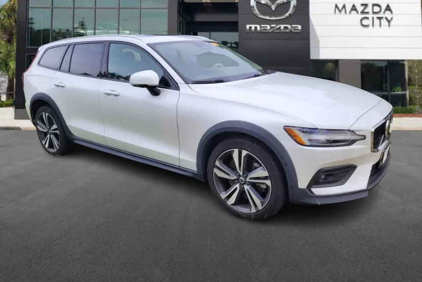 2023 Volvo V60 Cross Country B5 AWD Plus photo 1