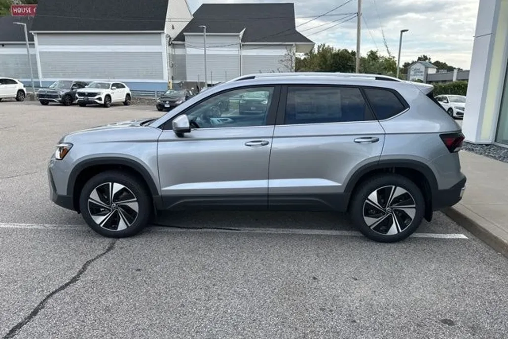 2025 Volkswagen Taos SE photo 1