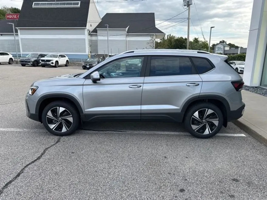 2025 Volkswagen Taos SE photo 1