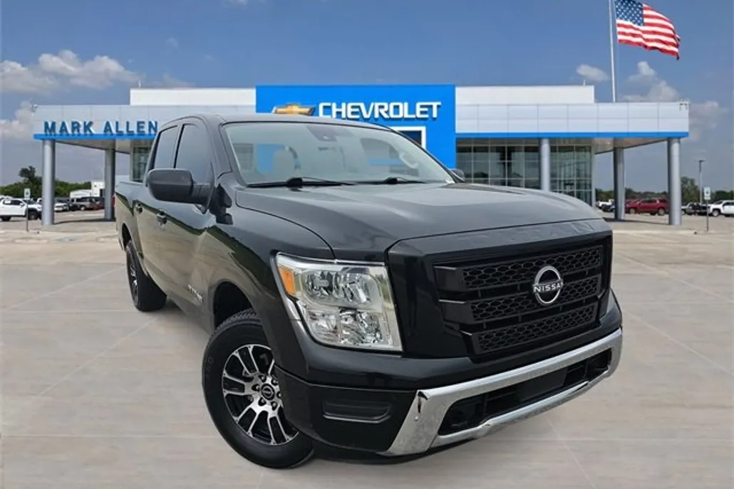 2023 Nissan Titan SV photo 1