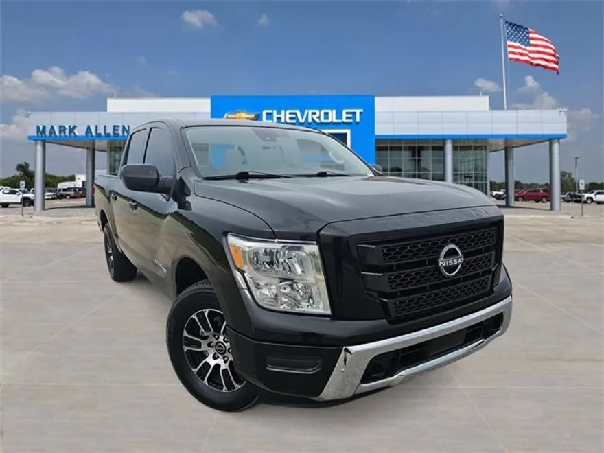 2023 Nissan Titan SV photo 1