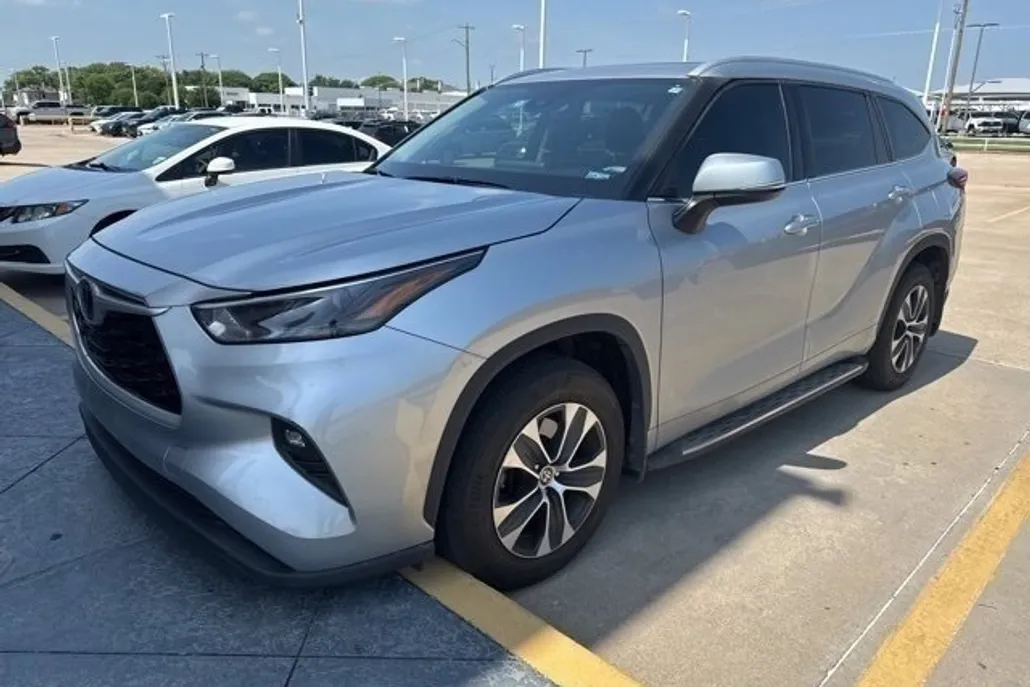 2022 Toyota Highlander XLE photo 1