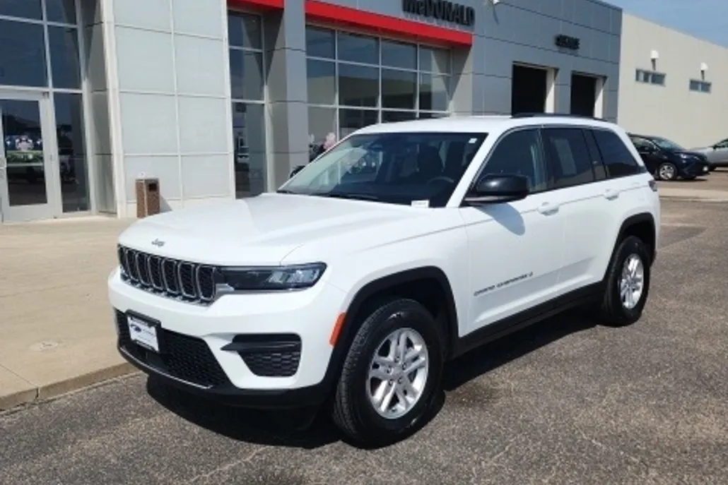 2023 Jeep Grand Cherokee Laredo photo 1