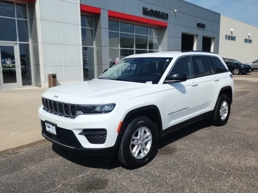 2023 Jeep Grand Cherokee Laredo photo 1