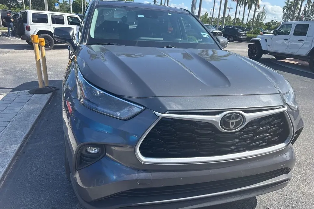 2021 Toyota Highlander LE photo 1