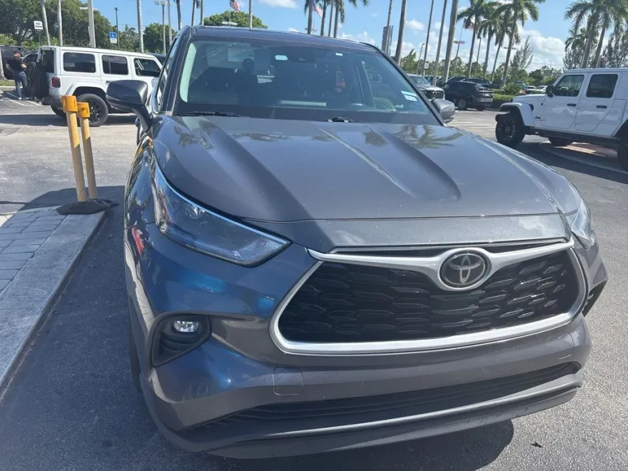 2021 Toyota Highlander LE photo 1