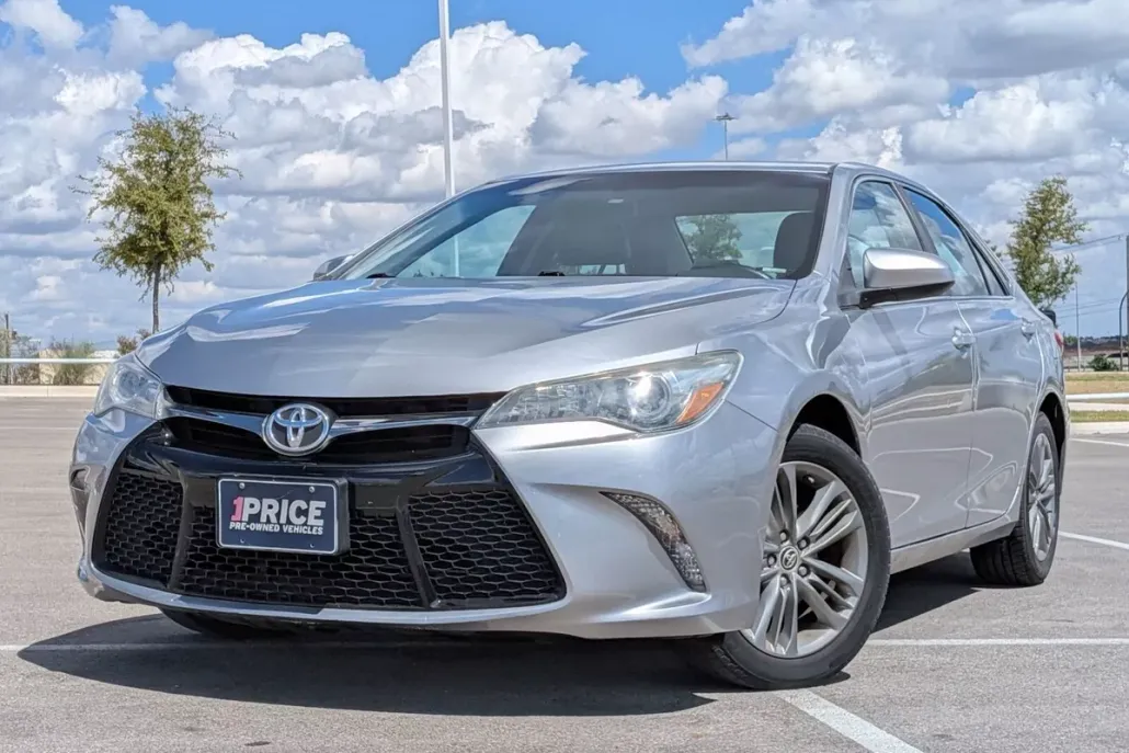2016 Toyota Camry SE photo 1