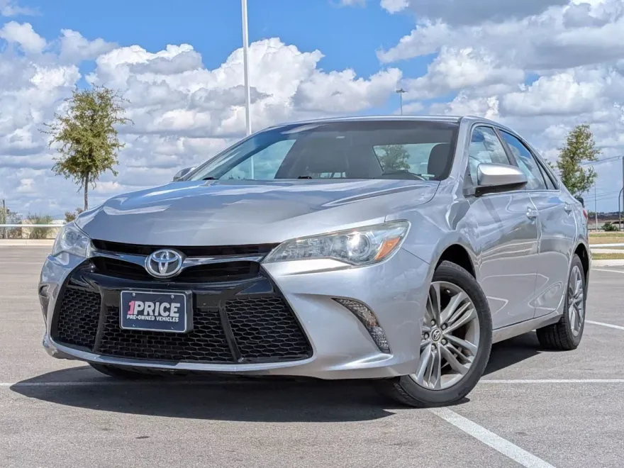 2016 Toyota Camry SE photo 1
