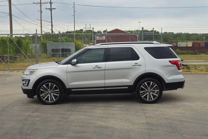 2017 Ford Explorer Platinum photo 1