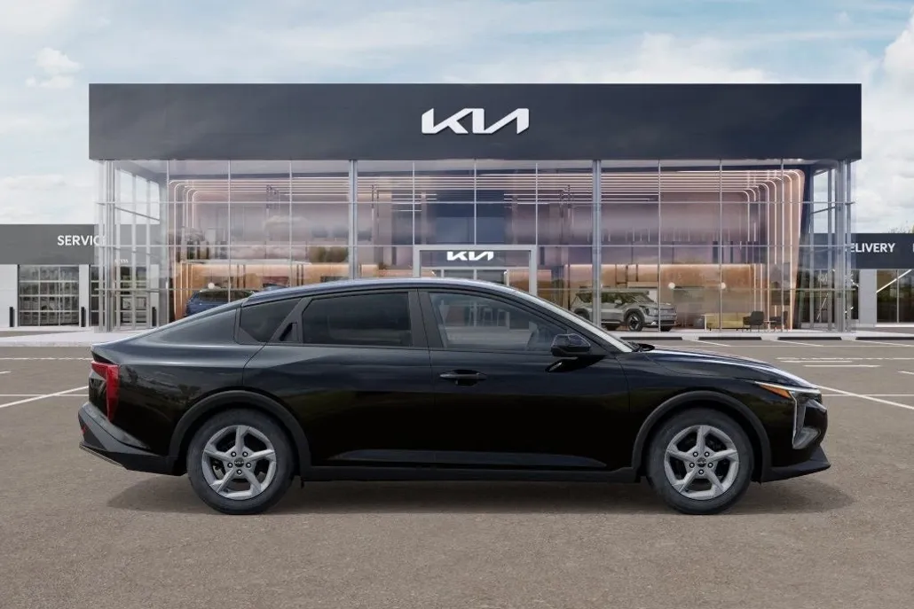 2025 Kia K4 LXS photo 1