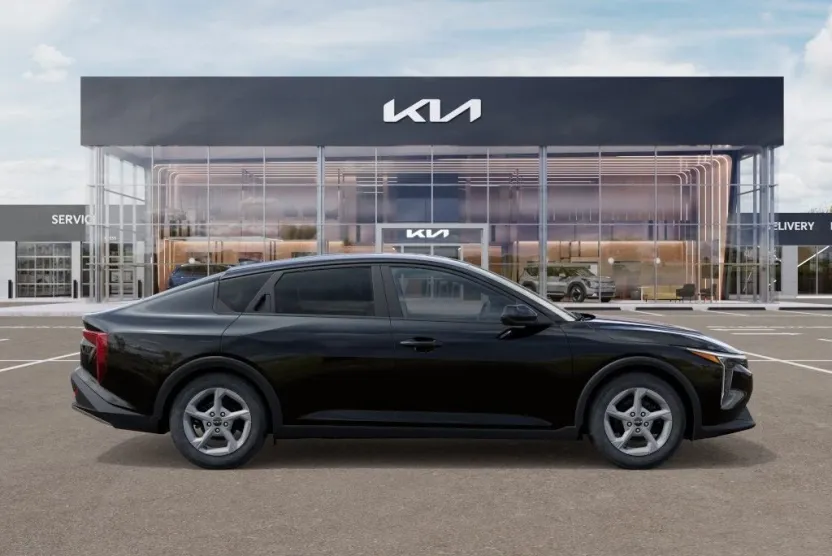 2025 Kia K4 LXS photo 1