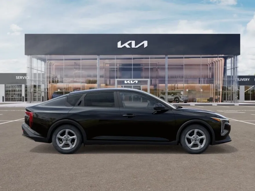 2025 Kia K4 LXS photo 1