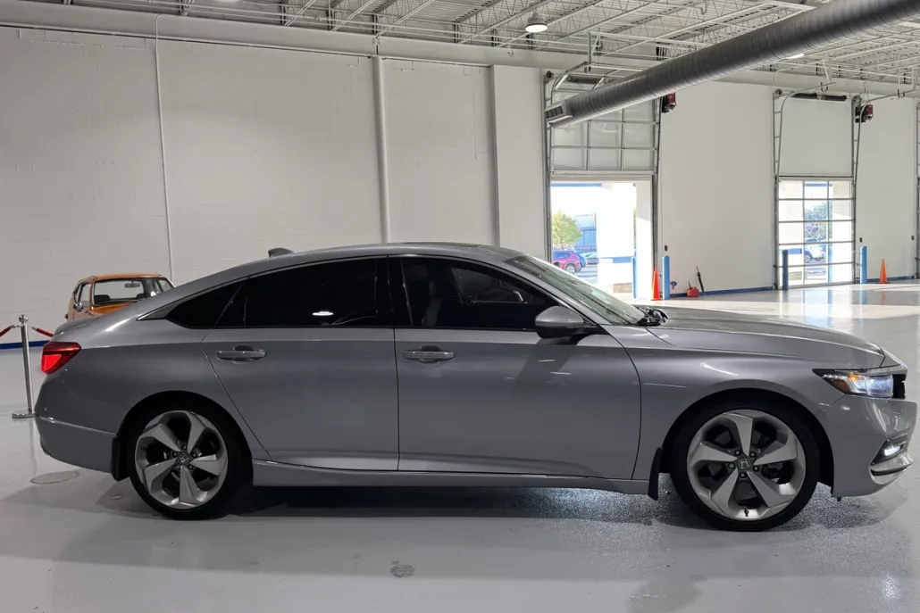 2018 Honda Accord Touring 1.5T photo 1