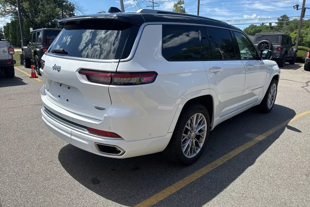 2022 Jeep Grand Cherokee L Summit photo 1