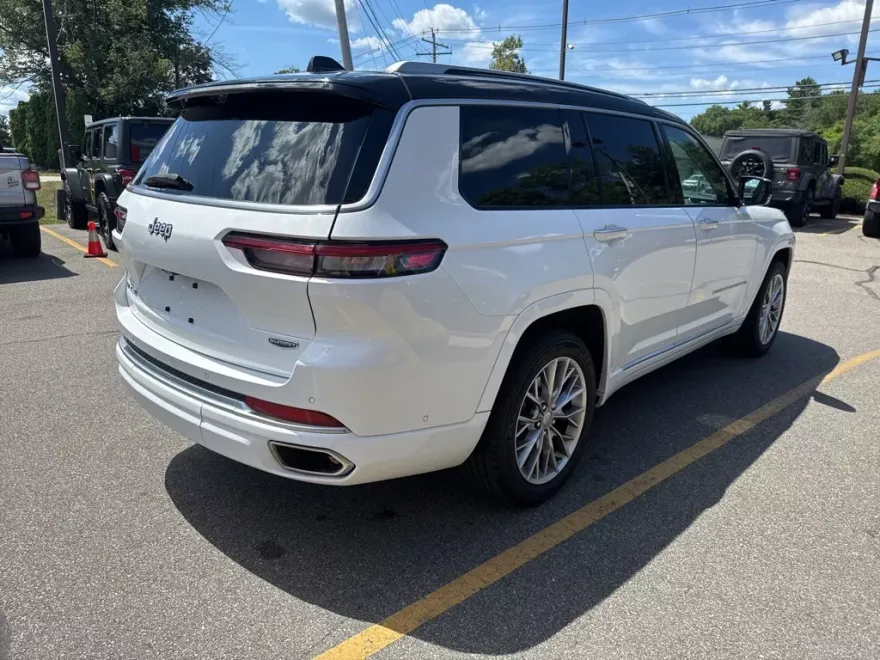 2022 Jeep Grand Cherokee L Summit photo 1