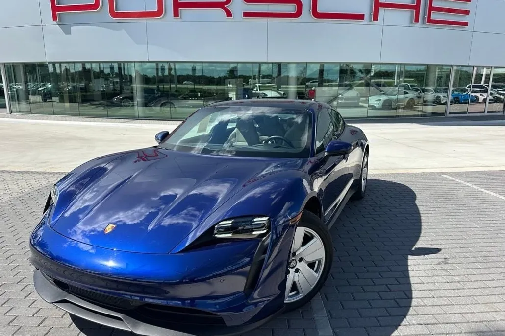 2022 Porsche Taycan photo 1