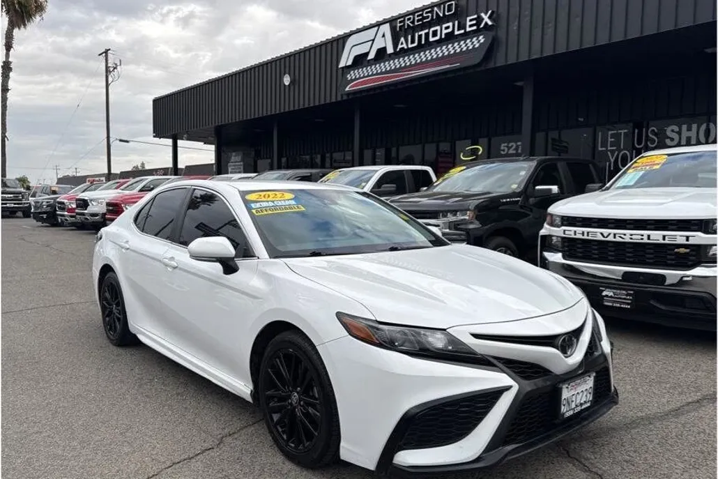 2022 Toyota Camry SE photo 1