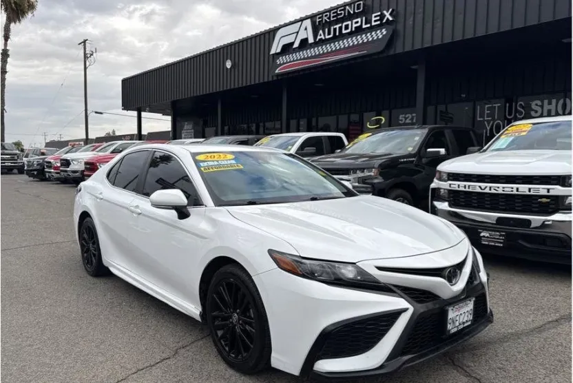 2022 Toyota Camry SE photo 1