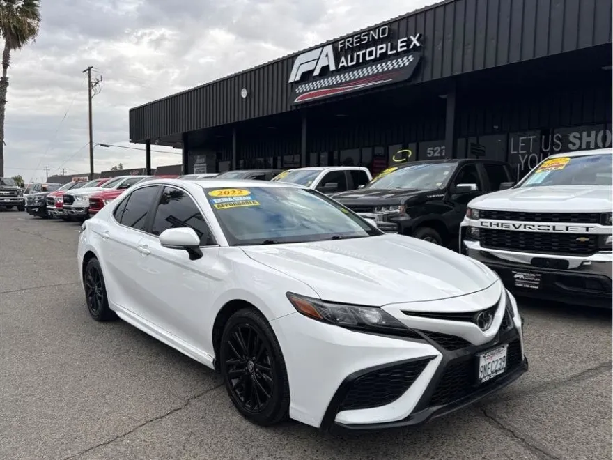 2022 Toyota Camry SE photo 1