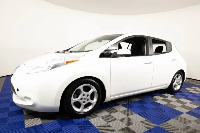 2014 Nissan Leaf SV photo 1
