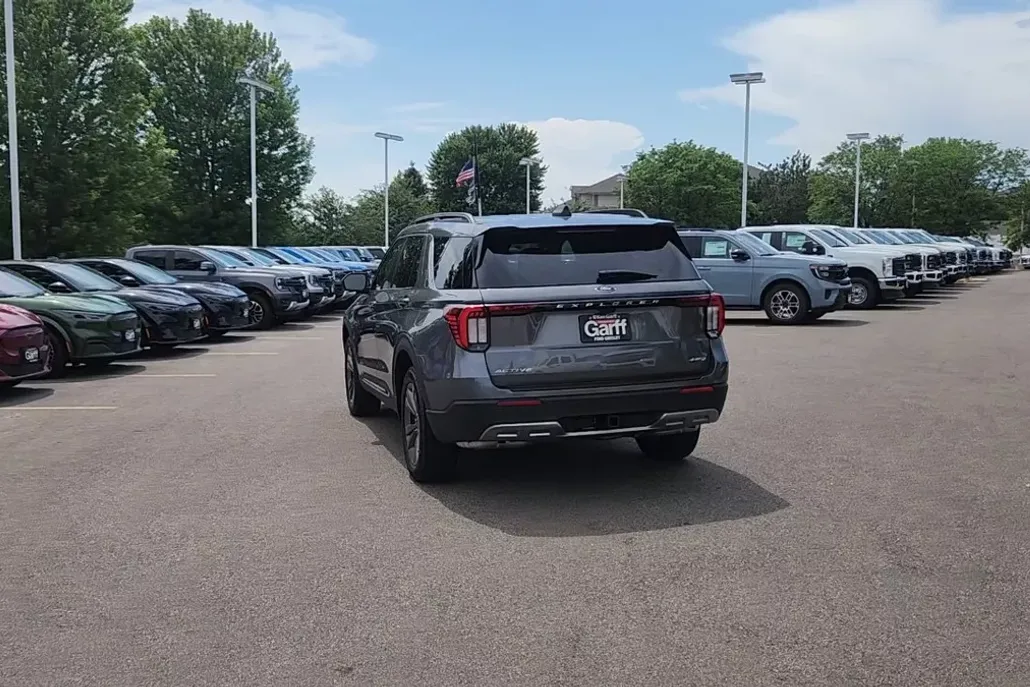 2025 Ford Explorer photo 1