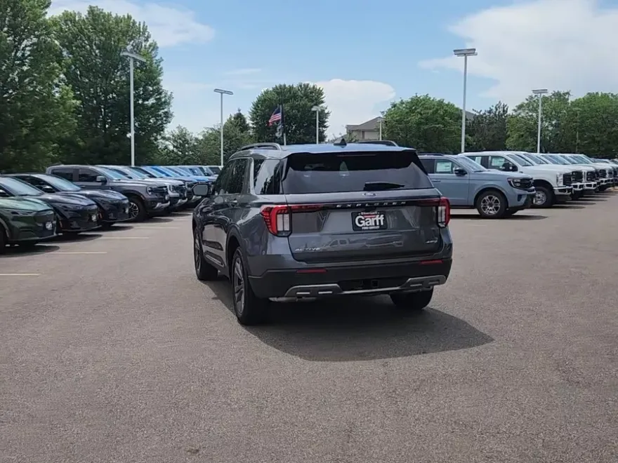 2025 Ford Explorer photo 1