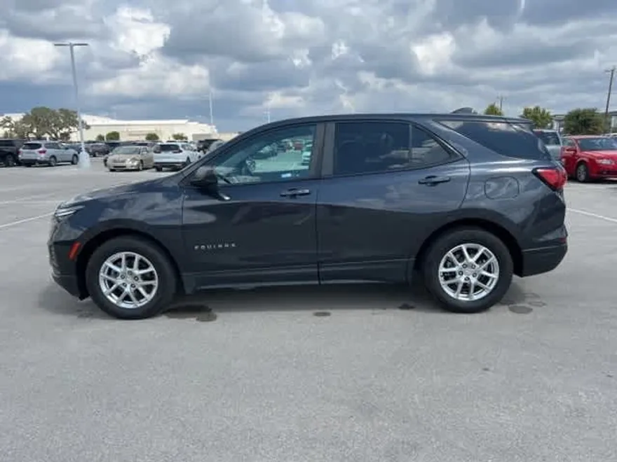 2022 Chevrolet Equinox LS photo 1