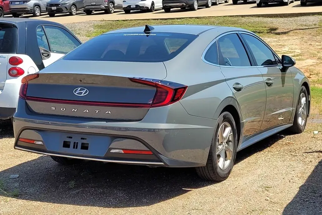 2022 Hyundai Sonata SE photo 1