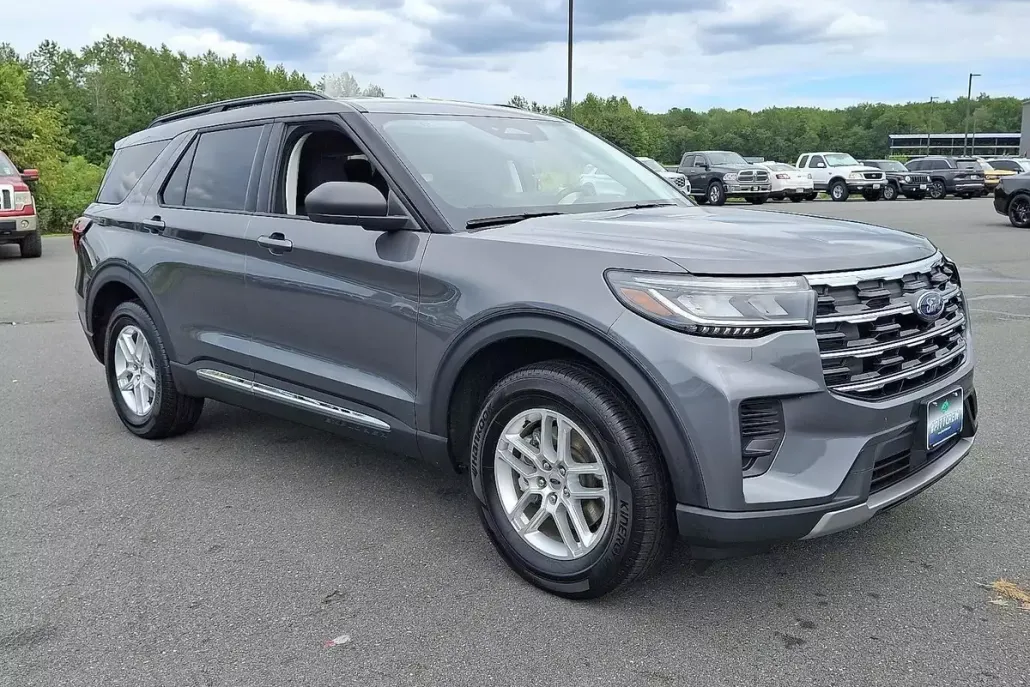 2025 Ford Explorer photo 1