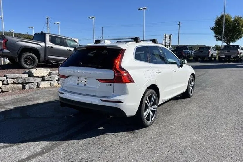 2021 Volvo XC60 T5 Momentum photo 1