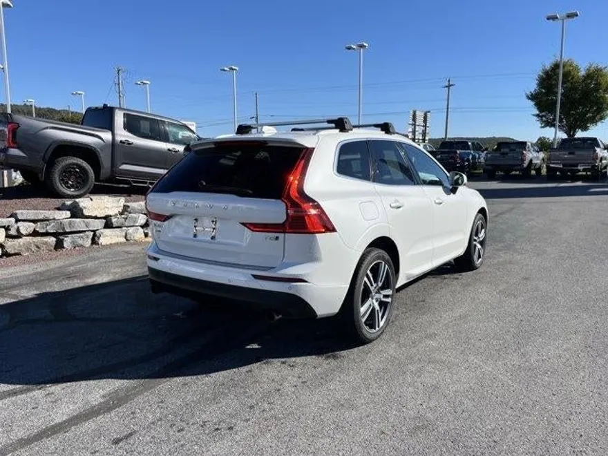2021 Volvo XC60 T5 Momentum photo 1