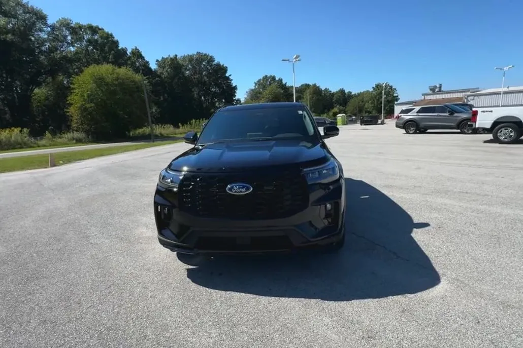 2025 Ford Explorer ST-Line photo 1
