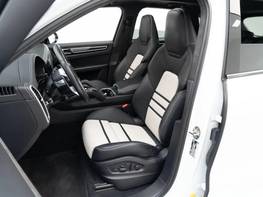 2022 Porsche Cayenne GTS photo 4