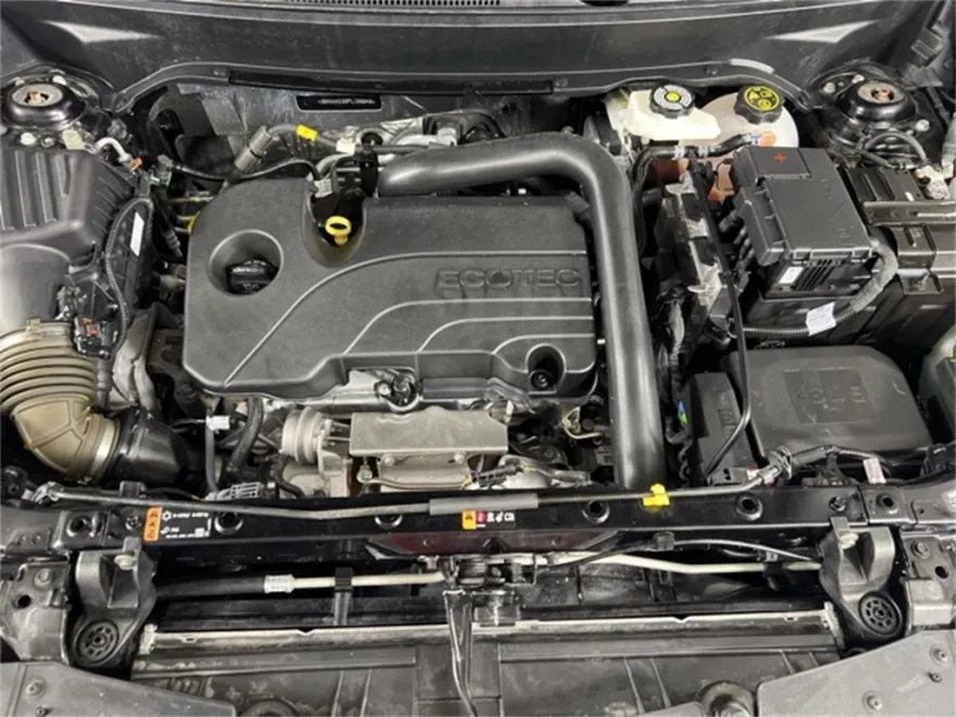 2023 Chevrolet Equinox LT photo 1