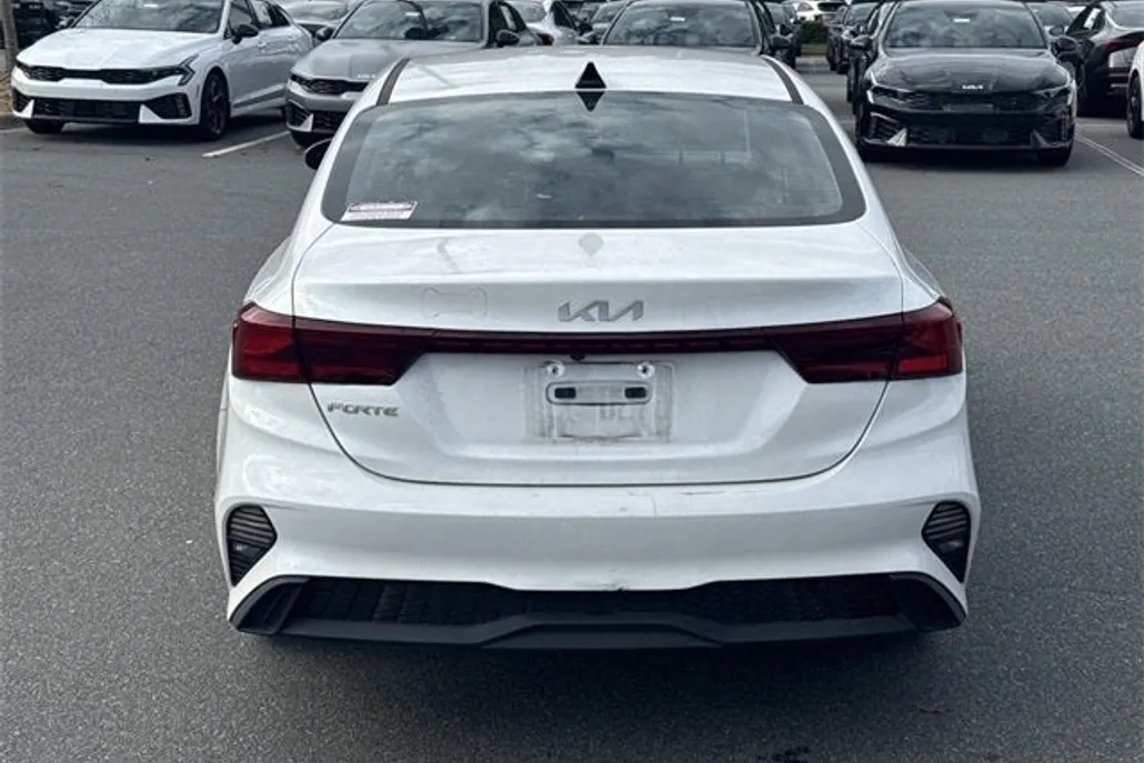 2023 Kia Forte LXS photo 1