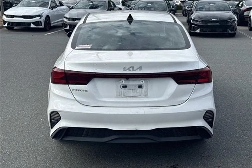 2023 Kia Forte LXS photo 1
