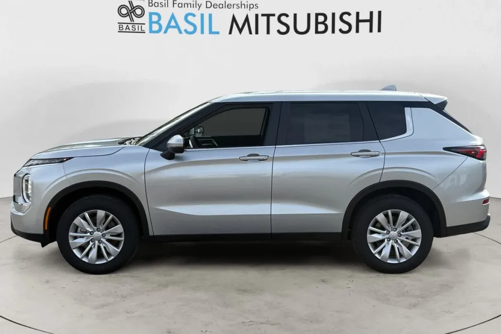 2025 Mitsubishi Outlander ES photo 1