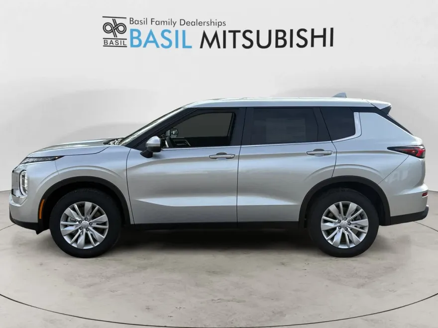 2025 Mitsubishi Outlander ES photo 1