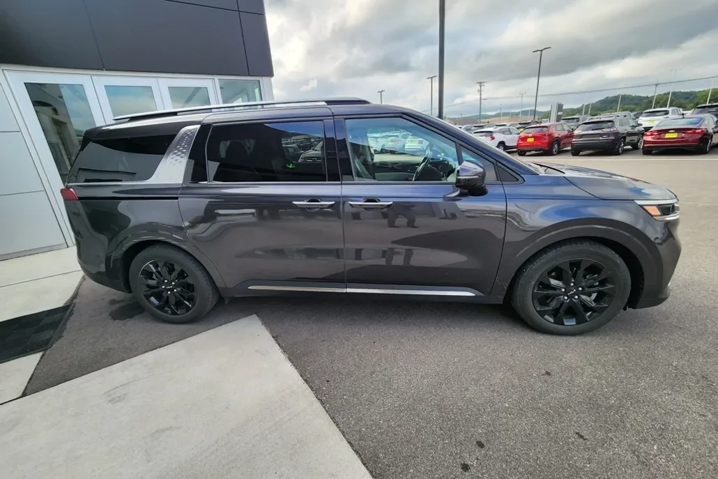 2023 Kia Carnival SX photo 1