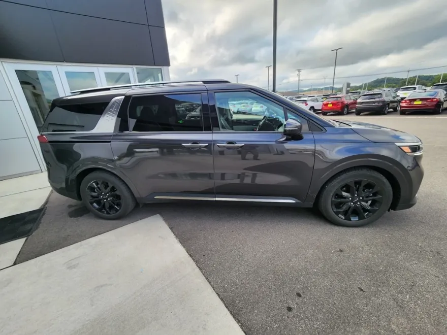 2023 Kia Carnival SX photo 1