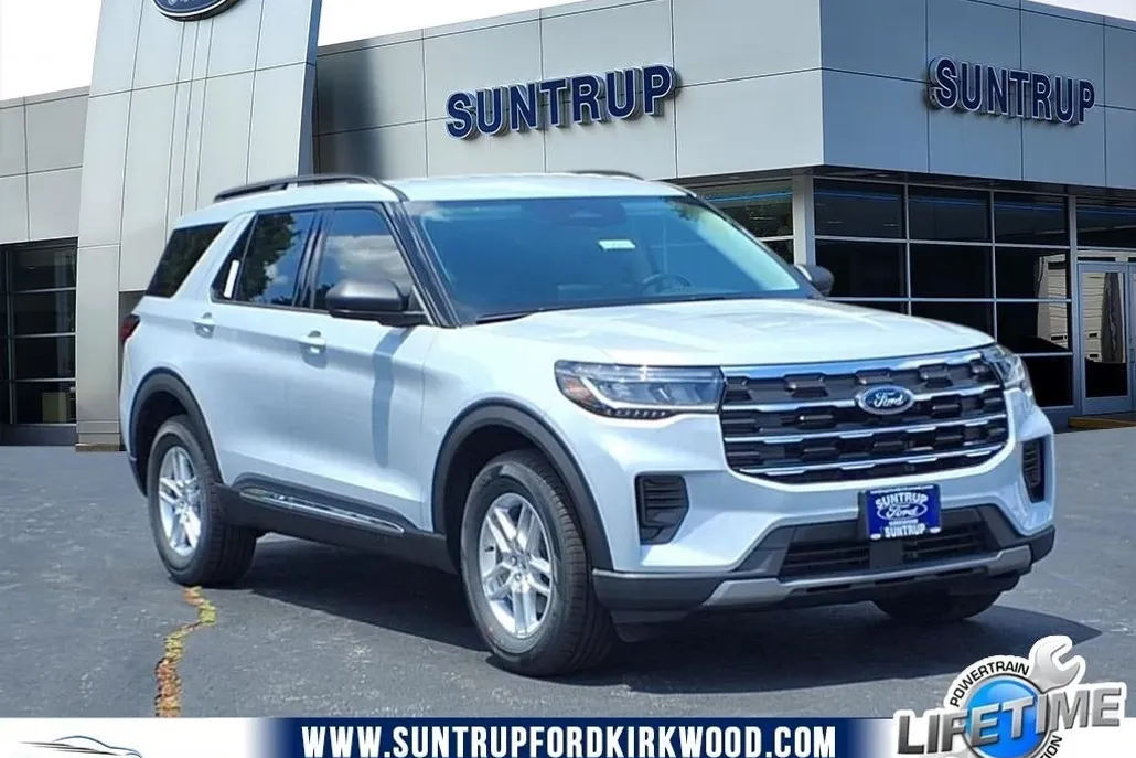 2025 Ford Explorer photo 1