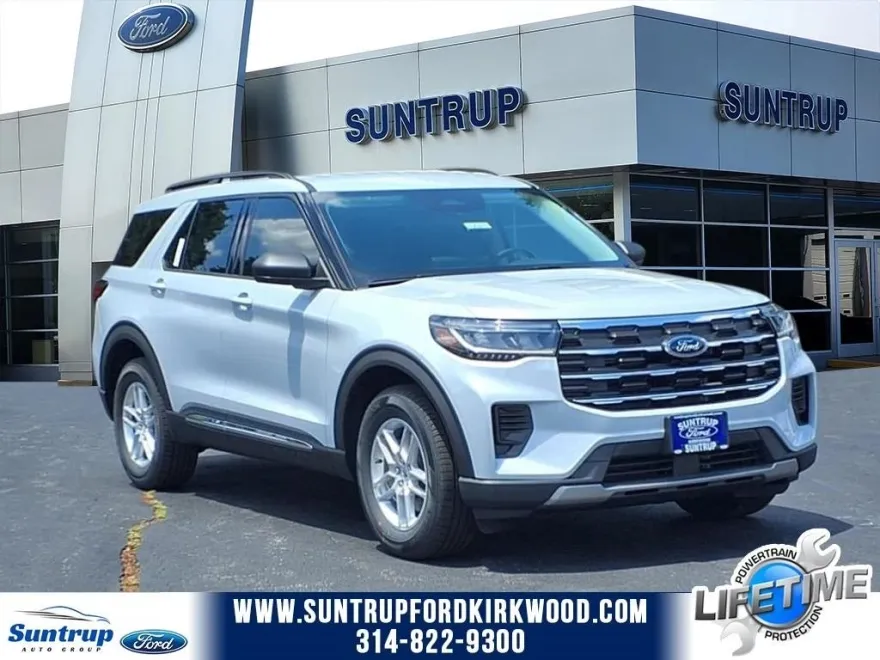 2025 Ford Explorer photo 1